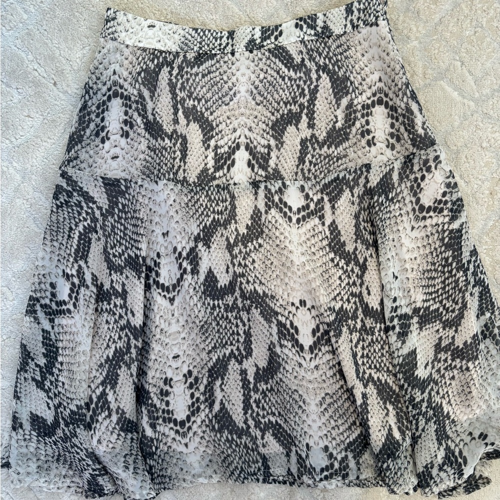 Lulu’s Midi Skirt Skirt Size: Medium 🤍🖤